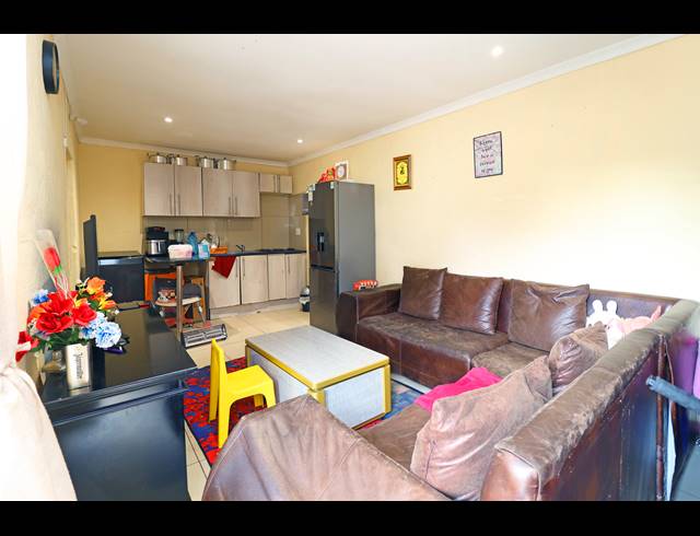 6 BEDROOM HOUSE FOR SALE IN WESTDENE